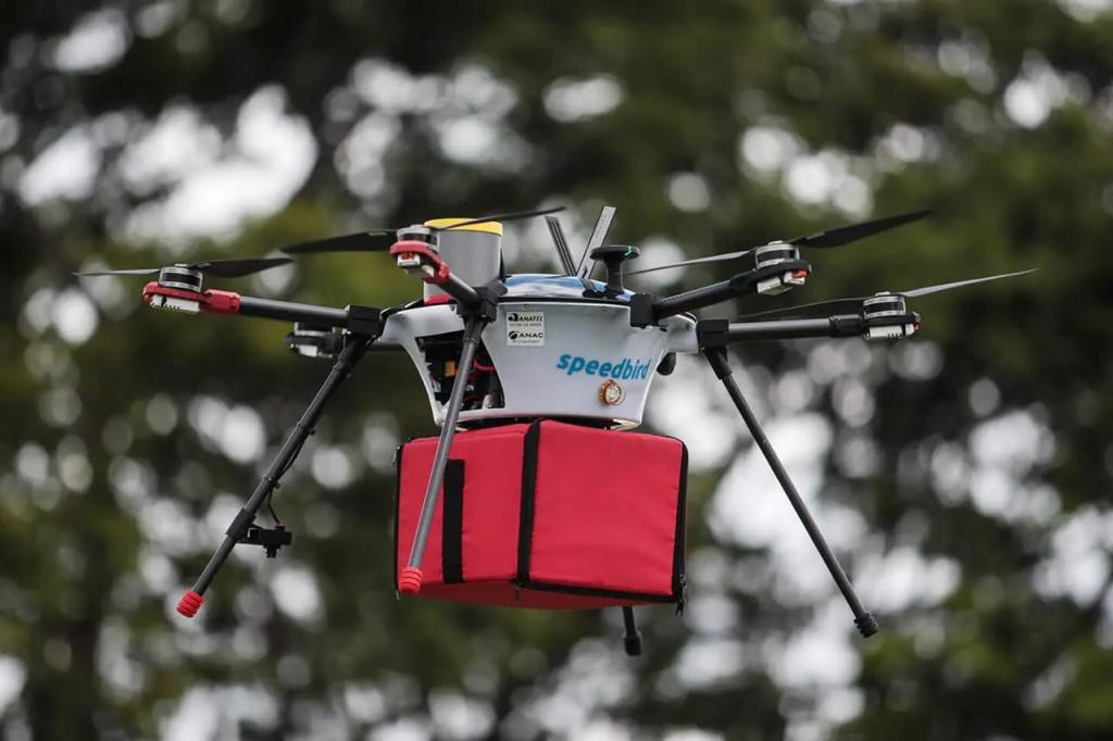 O equipamento, que pesa 9 kg e transporta até 2 kg, poderá percorrer até 2,5 km do ponto de decolagem e chegar a uma altura máxima de 120 metros